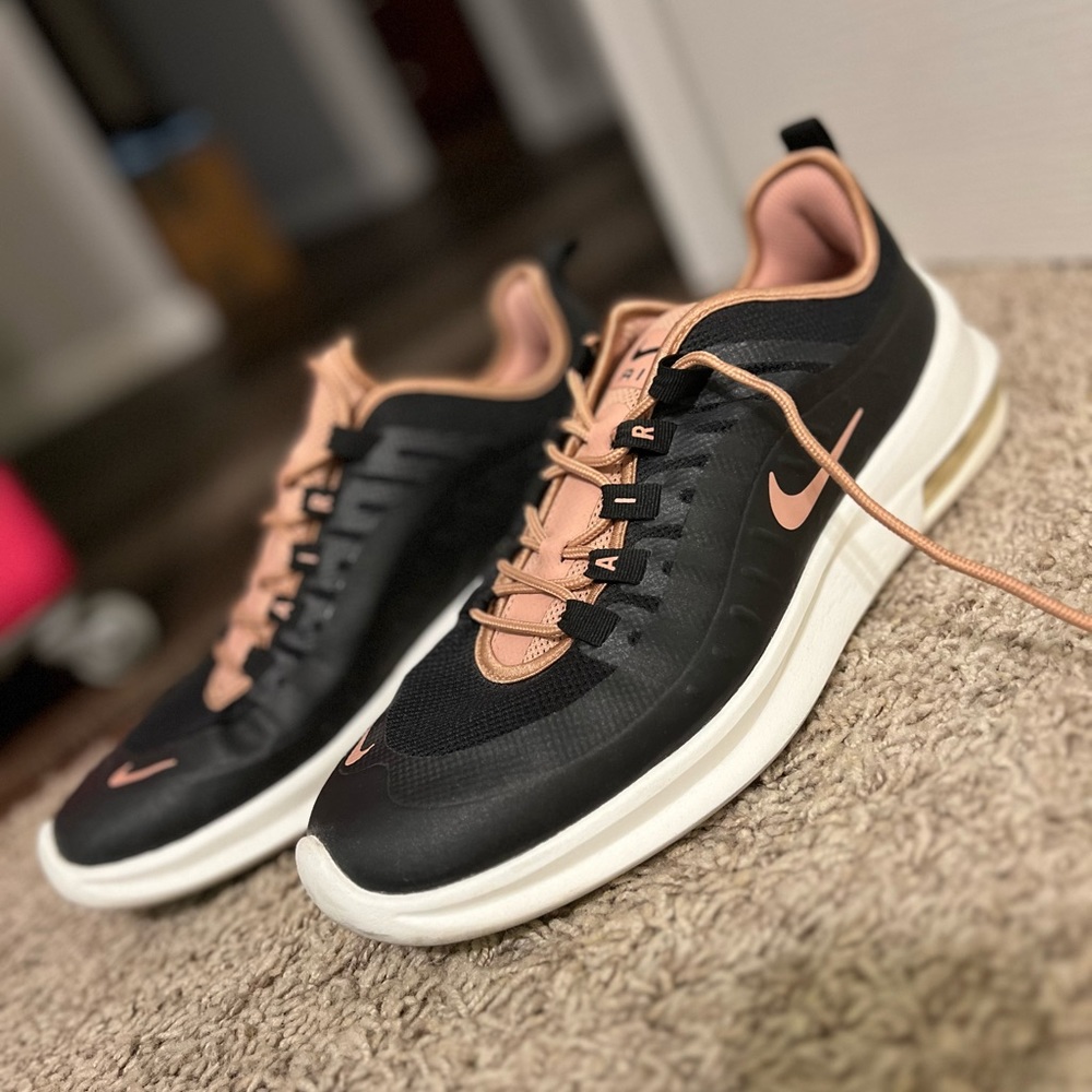 Nike women’s Air Max Axis - size: 10.5 - Picture 3 of 4